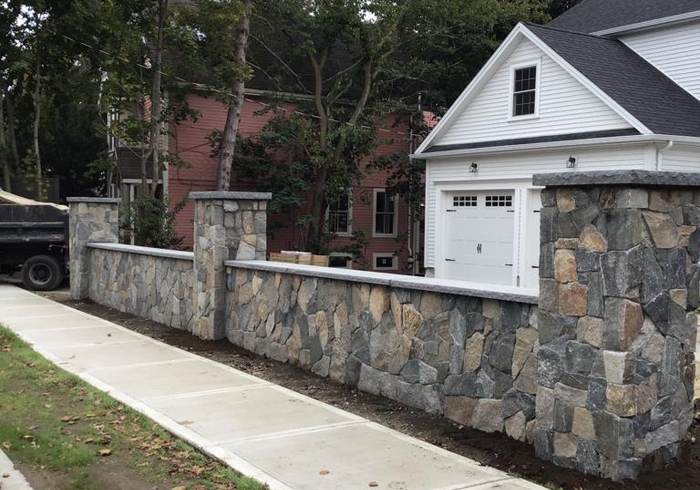 Fieldstone retaining wall with cut stone cap